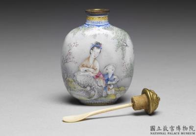 图片[3]-Copper-body painted enamel snuff bottle with a mother-and-child design in an willow-and-swallow spring scene, Qing dynasty, Qianlong reign (1736-1795)-China Archive